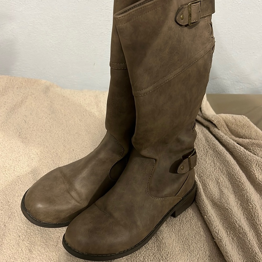Kids size 3 boots